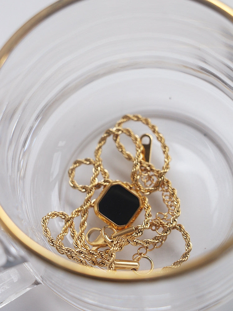 Collier Chaîne Torsadée & Pendentif Noir